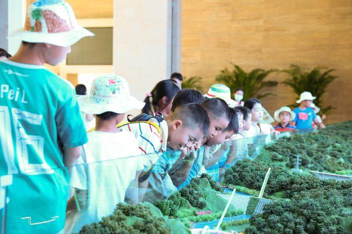 參觀長(zhǎng)江流域梯級(jí)電站整理概貌沙盤(pán) 參觀長(zhǎng)江流域梯級(jí)電站整理概貌沙盤(pán)